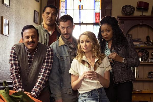 Bild 1 von 11: (v.l.n.r.) Reverend Jax (Rizwan Manji); Dwayne (Geno Segers); Wayne (Will Greenberg); Ginny (Anna Camp); Adams Adams (Tymberlee Hill)