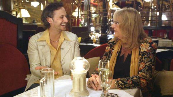 Bild 1 von 4: Handleserin Adele Birnbauer und Michael Ostrowski.