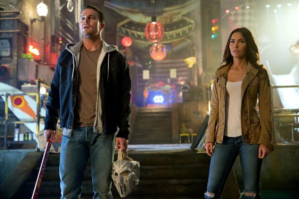 Bild 1 von 6: Left to right: Stephen Amell as Casey Jones and Megan Fox as April O'Neil in Teenage Mutant Ninja Turtles: Out of the Shadows from Paramount Pictures, Nickelodeon Movies and Platinum Dunes