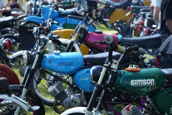 Bild 1 von 5: Die Simson-Mopeds aus der DDR sind auch heute noch heiß begehrt bei vielen Jugendlichen in Ostdeutschland.