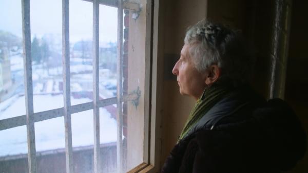 Bild 1 von 2: Es ist ein dunkles Kapitel der Vergangenheit: Die systematische Zwangsarbeit in DDR-Gefängnissen. Zehntausende Inhaftierte - unter ihnen viele politische Gefangene wie die Erfurter Künstlerin Gabriele Stötzer - mussten unter oft menschenunwürdigen Bedingungen schuften, zum Beispiel im Frauengefängnis Hoheneck in der Nähe von Chemnitz.