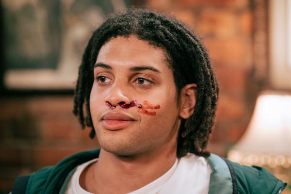 Bild 1 von 4: Harrys Schützling Fergus (Rohan Nedd) soll den anderen Gästen unauffällig auf den Zahn fühlen: Wer hätte ein Motiv für den Mord an zwei Gästen?