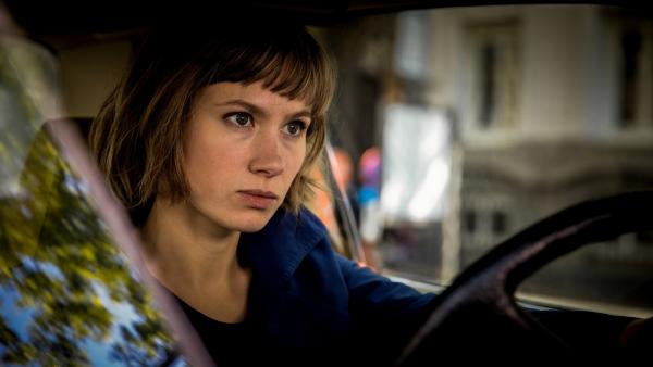 Bild 1 von 1: Doro Decker (Alina Levshin) sucht in Dunkelstadt nach der Vermissten.