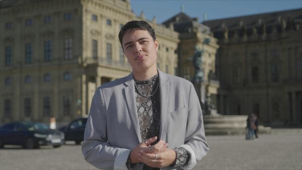 Bild 1 von 11: Im Staatsarchiv Würzburg sichtet Kerstin Thost die Akte \