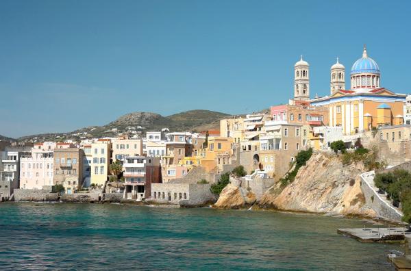 Bild 1 von 2: Auf der Insel Syros ertönen auch heute noch die hellen Klänge der Bouzouki, eines der wichtigsten Instrumente der griechischen Volksmusik.