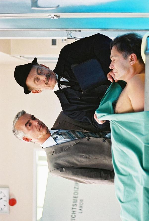 Bild 1 von 14: Felix (Christoph M. Ohrt, l.) und Bestatter Paulsen (Tilo Prückner, r.) betrachten den toten Horst Windeck (Jockel Tschiersch, liegend).