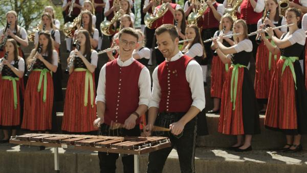 Bild 1 von 7: Jugendblasorchester Marktoberdorf, am Xylophon Felix Haas und Andreas Schrägle.