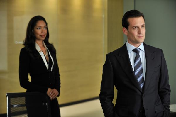 Bild 1 von 2: Nachdem sich Harveys (Gabriel Macht) Verdacht bestätigt hat, verlangt Jessica (Gina Torres) einen schnellen Abschluss des Falls.