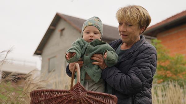 Bild 1 von 4: Als Oma die Enkel in der Nähe haben, wenn die Tochter den Hof überraschend übernimmt.