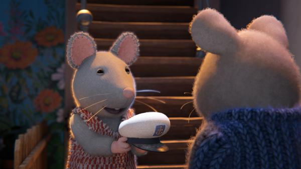 Bild 1 von 2: Julia (links) hat eine Überraschung für Sam (rechts) vorbereitet. Dafür soll er eine Matrosenmütze aufsetzen.© ZDF/Cielo Films/Caribara Production/SuperswissRed/M.A.R.K.13/ZDF Studios GmbH - Honorarfreie Verwendung gemäß AGB im redaktionellen Zusammenhang mit genannter Sendung bei Nennung \