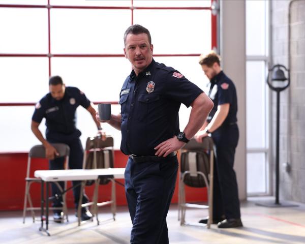 Bild 1 von 35: Captain Sean Beckett (Josh Randall)