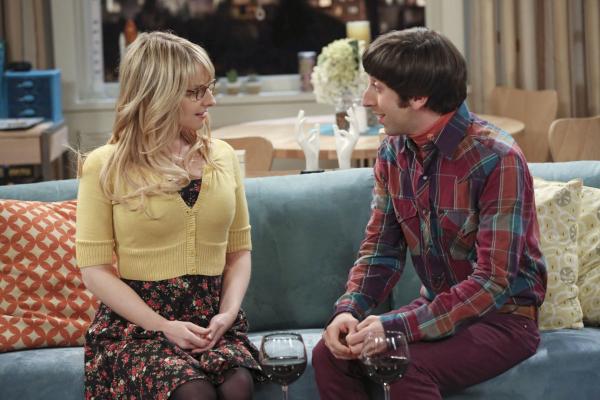 Bild 1 von 28: Howard (Simon Helberg, r.) bekommt das Angebot, noch einmal zur internationalen Raumstation zu fliegen. Bernadette (Melissa Rauch, l.) ist von der Idee jedoch gar nicht begeistert ...