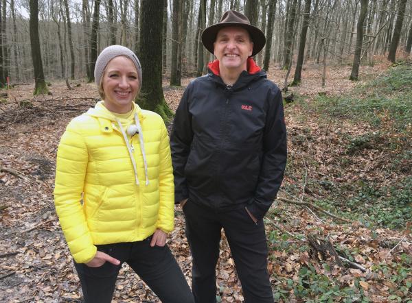 Bild 1 von 6: Im Wald beim Itzenplitzer Weiher erklärt Gästeführer Stefan Forster der Moderatorin, was eine \