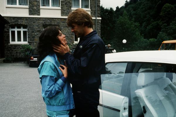 Bild 1 von 2: Udo Brinkmann (Sasch Hehn, r.) holt Schwester Elke (Barbara Wussow, l.) zu einem Ausflug ab, der ganz anders enden wird, als gedacht.