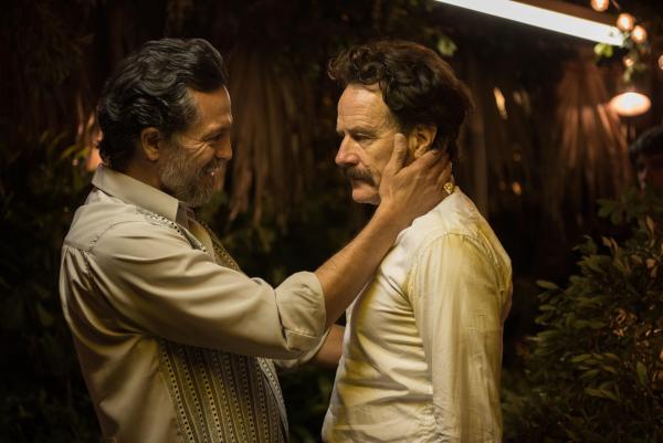 Bild 1 von 7: Roberto Alcaino (Benjamin Bratt, l.); Robert Mazur (Bryan Cranston, r.)