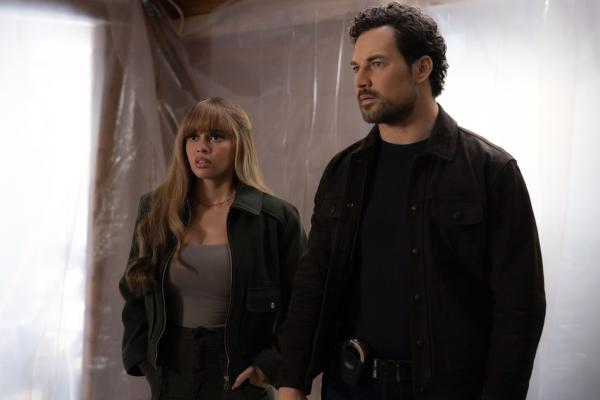 Bild 1 von 6: Max Mitchell (Vanessa Morgan, l.); Cole Ellis (Giacomo Gianniotti, r.)