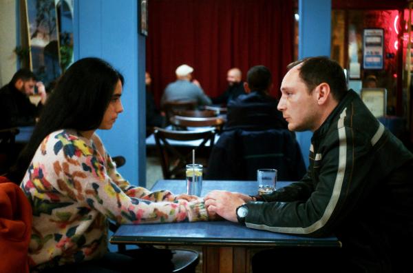 Bild 1 von 5: Milos (Alexis Manenti) ist davon überzeugt, Esmés Vater zu sein, und möchte mit Lydia (Hafsia Herzi) eine Familie gründen.