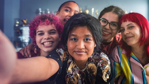 Bild 1 von 2: Massuda (Tisa Pharischad Khumyim, Mitte) macht zusammen mit ihren Freundinnen ein Abschiedsselfie für Elly und Ava.