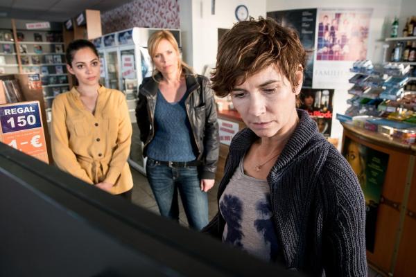 Bild 1 von 5: (v.l.n.r.) Olivia Fareedi (Nilam Farooq); Ina Zimmermann (Melanie Marschke); Grit Seiler (Sylvana Krappatsch)