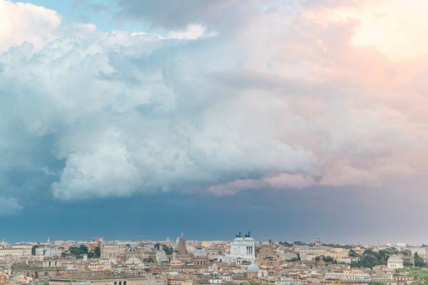 Bild 1 von 3: Ab dem 4., 5. Jahrhundert nach Christus ist die Welt nicht mehr so auf Rom ausgerichtet wie zuvor. Das Römische Reich verliert seine Vormachtstellung.