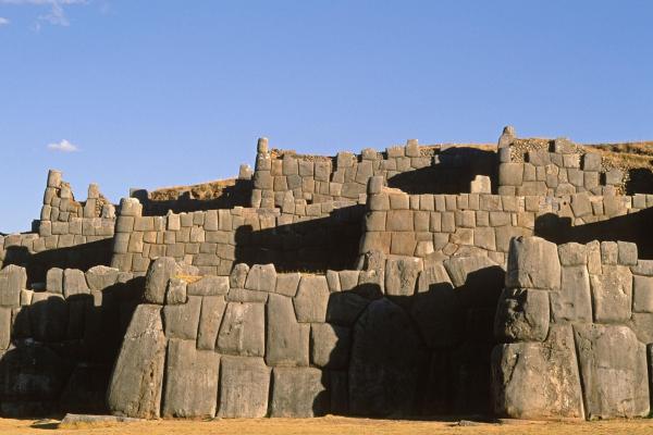 Bild 1 von 3: Durch Menschenhand entstandene Höhlen, unerklärliche Strukturen und Unterwasser-Fundstücke stellen die Forscher jedes Mal aufs Neue vor ein Rätsel. Ist es möglich, dass eine hochentwickelte Zivilisation vor tausenden von Jahren die Erde bevölkerte? Und handelte es sich dabei um Menschen oder um außerirdische Wesen?