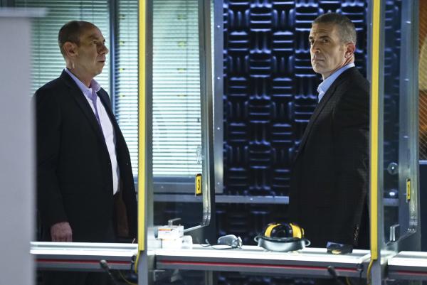 Bild 1 von 14: Ein neuer Fall muss gelöst werden. NCIS Special Agent Gates (Andrew Traver, r.), Granger (Miguel Ferrer, l.) und das restliche Team versuchen alles ...