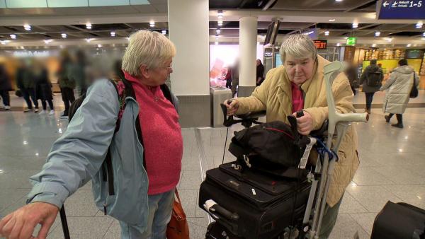 Bild 1 von 2: Elke und Dagmar werden Opfer eines Bahnstreiks und müssen für ein Taxi von Düsseldorf nach Gelsenkirchen tief in die Tasche greifen.