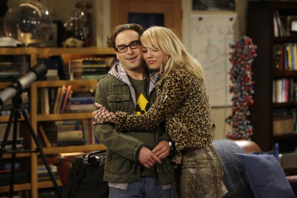 Bild 1 von 27: Nachdem Penny (Kaley Cuoco, r.) glaubt zu wissen, warum Leonard (Johnny Galecki, l.) und Sheldon nicht mit ihr zum Casting gehen können, hat sie Mitleid mit den beiden ...