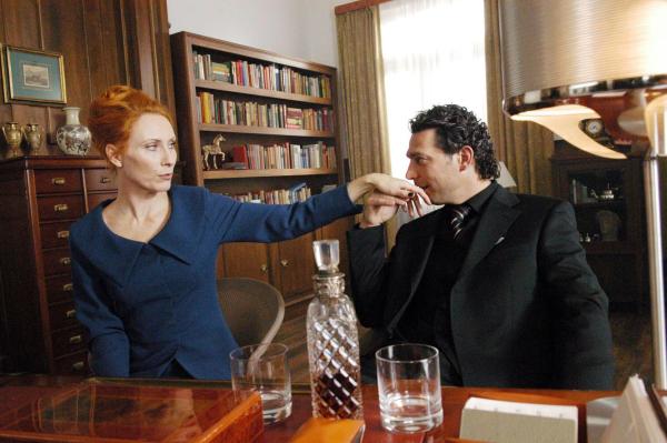 Bild 1 von 6: Im Bild: Adina (Andrea Sawatzki) bittet Markus Münzberger (Gregor Bloéb), der die Situation schamlos ausnutzt, um Eintritskarten für den Ball.