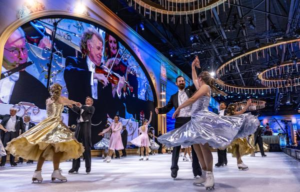 Bild 1 von 6: Walzerkönig André Rieu verzaubert seine Zuschauer und Zuschauerinnen erneut mit einem wunderschönen Weihnachtskonzert, direkt aus seiner Heimatstadt Maastricht.