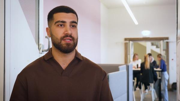 Bild 1 von 8: Allan Ahmad, Bachelorstudent im 2. Semester für Wirtschaftspsychologie an der Hochschule für Technik Stuttgart.
