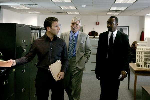 Bild 1 von 9: (l-r) Mark Feuerstein as Eric Speicher, Dennis Farina as Joe Fontana, Jesse L. Martin Detective as Ed Green -- NBC Universal