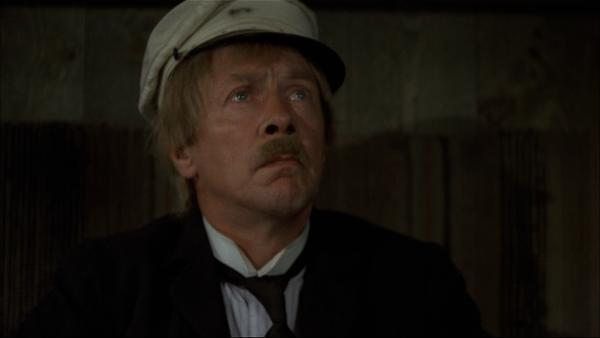 Bild 1 von 3: Michels Vater (Allan Edwall) ist erbost über Michels Streiche.
