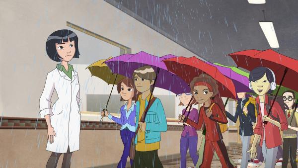 Bild 1 von 5: Die 4 1/2 Freunde haben Feueralarm ausgelöst und damit die Sprinkleranlage gestartet. Nun können sie die Regenschirme ihrer Mitschüler kontrollieren. Frau Stratmann überwacht den geordneten Ablauf des Feueralarms.