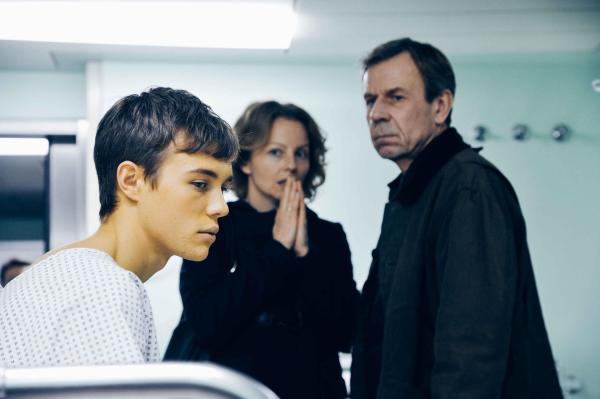 Bild 1 von 18: Als Frank (Valentino Fortuzzi, l.) seinen Eltern (Carina Wiese, M., Jörg Pose, r.) mitteilt, dass er auf die sehnlichst erwartete Leber verzichten will, um Dafinas Leben zu retten, stößt er auf massiven Widerstand ...