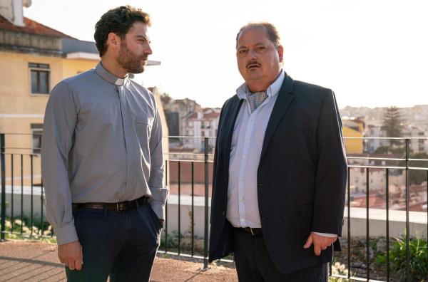 Bild 1 von 20: Im Bild: Silva (Jürgen Tarrach) verteidigt Padre Chrístovao Lima (Timur Isik).