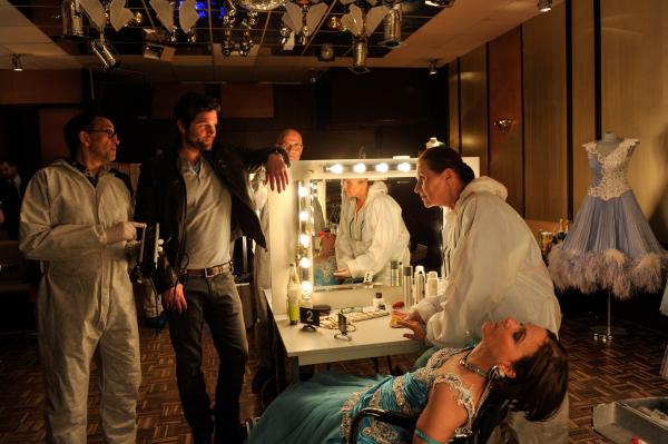 Bild 1 von 6: Am Tatort herrscht rege Betriebsamkeit. Jan Arnaud (Mike Zaka Sommerfeldt, l.) erklärt Jo Stoll (Peter Ketnath, 2.v.l.), dass das Opfer, Caro Petermann (Annette Mayer, sitzend r.), durch einen Stromschlag ums Leben kam. Prof. Lisa Wolter (Eva Maria Bayerwaltes, r.) untermauert Arnauds Aussage, während ein Spurensicherer (Komparse, Hintergrund) weitere Spuren sichert.