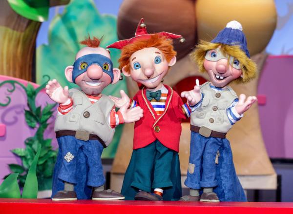 Bild 1 von 4: Kasperl mit den Räubern Zick und Zack