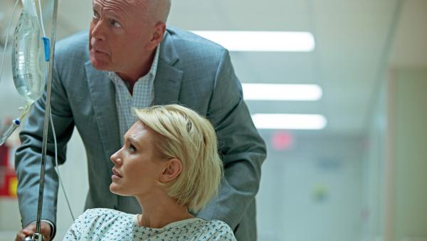Bild 1 von 3: Detective Steve Wakes (Bruce Willis) und Madison (Nicky Whelan) müssen vorsichtig sein..