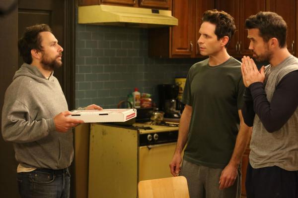 Bild 1 von 8: (v.l.n.r.) Charlie Kelly (Charlie Day); Dennis Reynolds (Glenn Howerton); Mac (Rob McElhenney)