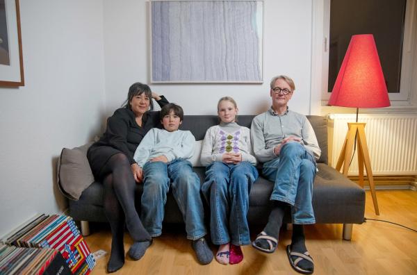 Bild 1 von 2: Die Frankfurter Künstlerin Irene Hardjanegara mit ihrer Patchworkfamilie