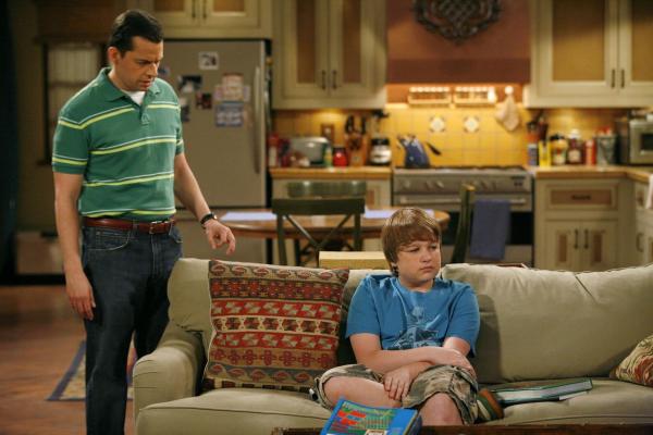 Bild 1 von 8: Alan Harper (Jon Cryer, l.): Jake Harper (Angus T. Jones, r.)