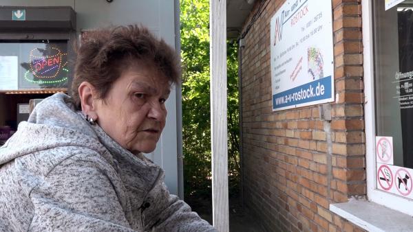 Bild 1 von 2: Regina braucht dringend ein neues Bett, weil ihres zu groß für ihre Einzimmerwohnung ist. Sie setzt all ihre Hoffnung in den An-und Verkauf in Schutow.