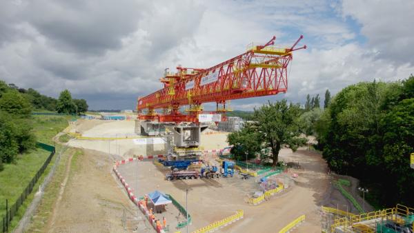 Bild 1 von 2: Die Brückenbaumaschine \