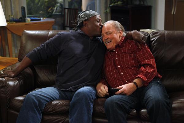 Bild 1 von 18: Während Charlie Chelsea hinterher trauert, sind Ed (John Amos, l.) und Tom (Stacy Keach, r.) glücklich miteinander ...