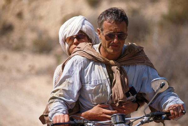 Bild 1 von 2: Endlich ist es Peter Pacard (Peter Bongartz, r.) gelungen, bis zu seinem  Sohn vorzudringen und mit Hilfe der Aufständischen ihre Flucht auf dem Motorrad vorzubereiten. Patrik (Hendrik Martz, l.) ist völlig erschöpft und durch die noch nicht ausgeheilte Augenverletzung behindert.