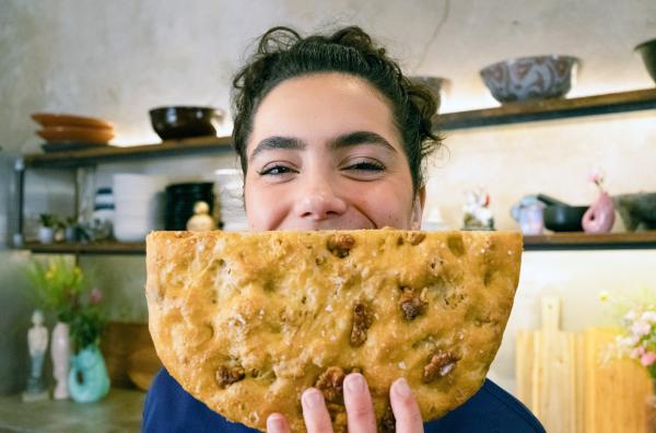 Bild 1 von 2: Lucie hat eine Focaccia-Variante mit Walnüssen zubereitet.