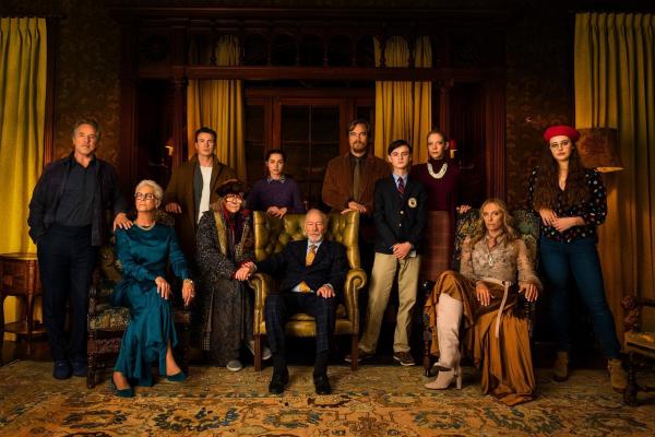 Bild 1 von 24: Im Bild (v.l.n.r): Don Johnson (Richard Drysdale), Jamie Lee Curtis (Linda Drysdale), Chris Evans (Ransom Drysdale), K Callan (Großmutter Wanetta), Ana de Armas (Marta Cabrera), Christopher Plummer (Harlan Thrombey), Michael Shannon (Walt Thrombey), Jaeden Martell (Jacob Thrombey), Riki Lindhome (Donna Thrombey), Toni Collette (Joni Thrombey), Katherine Langford (Meg Thrombey).