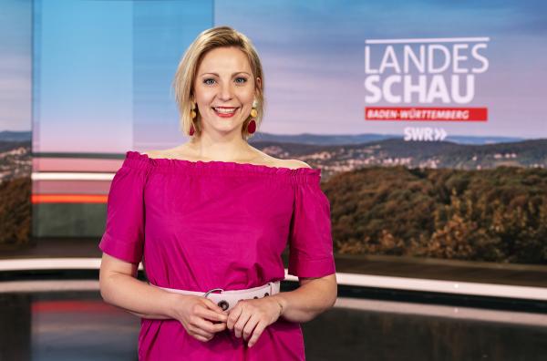 Bild 1 von 2: SWR-Moderatorin Jana Kübel.