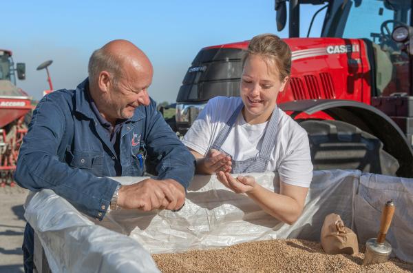 Bild 1 von 4: Christa Bruggenkamp ist eine junge Müllerin, die in Friesland eine alte Mühle wiederbelebt hat. Der Bauer Menno de Fries liefert ihr dafür ein uraltes Getreide: türkischen Rotweizen.
